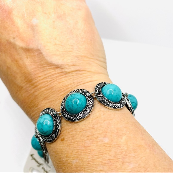 Bracelet Turquoise color and set in silver tone. - Picture 6 of 8